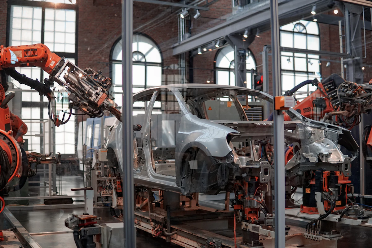 Automated manufacturing line with industrial robots